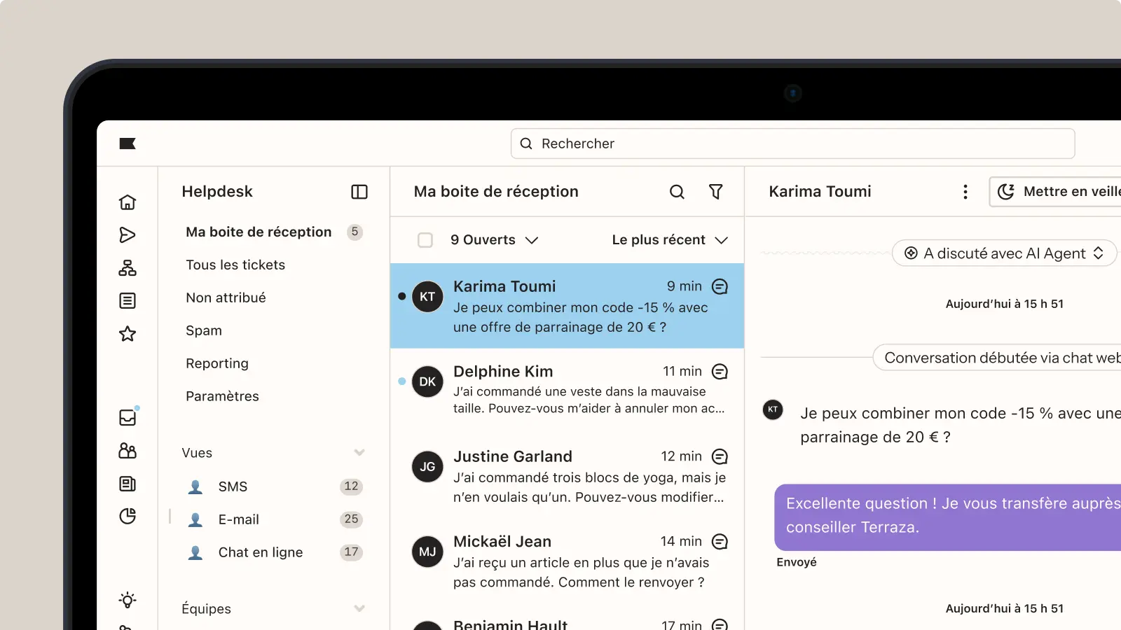 Interface d'un logiciel de helpdesk montrant une boîte de réception avec des messages de clients, dont un de Karima Toumi.