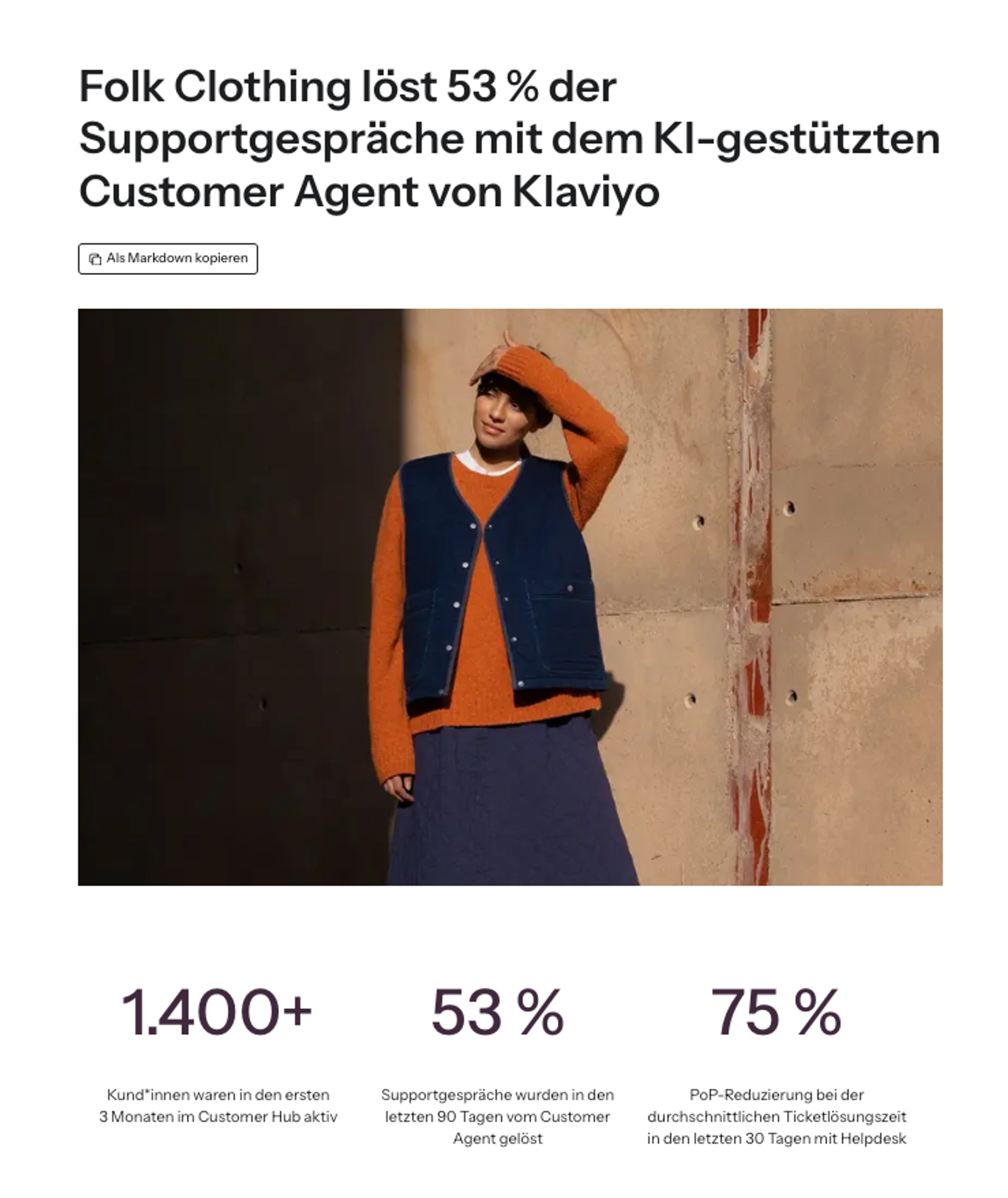Eine Webseite mit einem Foto einer Frau in einem orangefarbenen Pullover und einer blauen Weste neben der Überschrift: „Folk Clothing löst 53 % der Support-Gespräche mit dem KI-gestützten Customer Agent von Klaviyo.“
