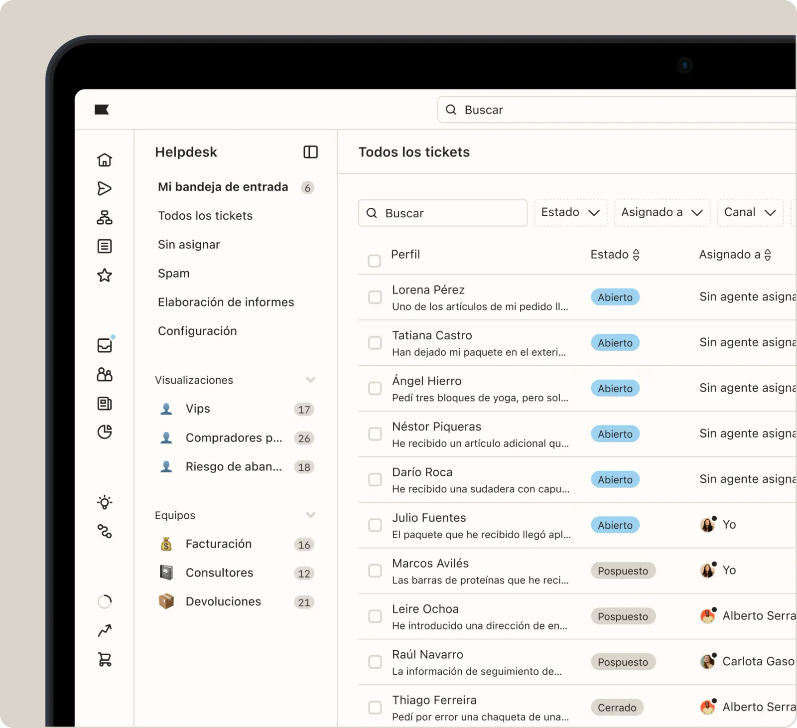 Bandeja de entrada de Helpdesk con la lista de los tickets: perfil de cliente, vista previa de la primera línea del mensaje, estado y persona asignada, y vistas por equipo y por tipo de cliente.
