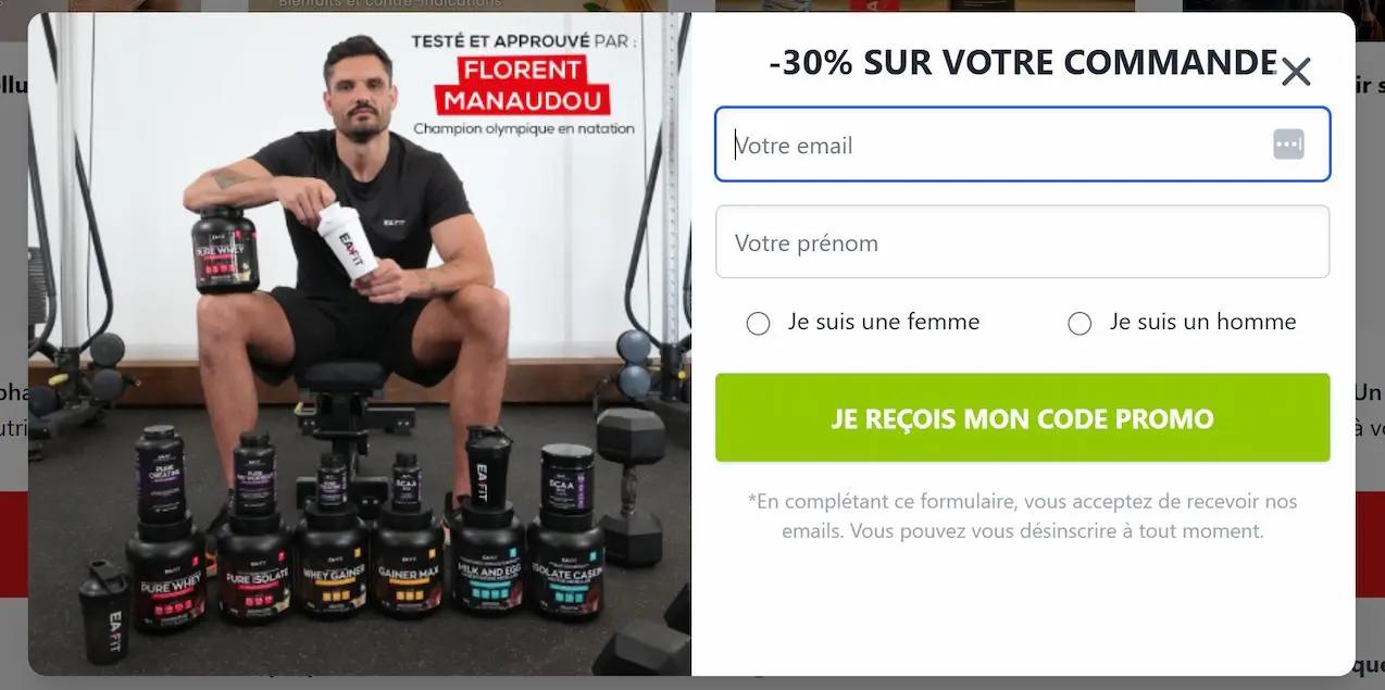 Un homme assis avec des produits EA Fit, à côté d'un formulaire d'inscription à une newsletter offrant -30% sur une commande.