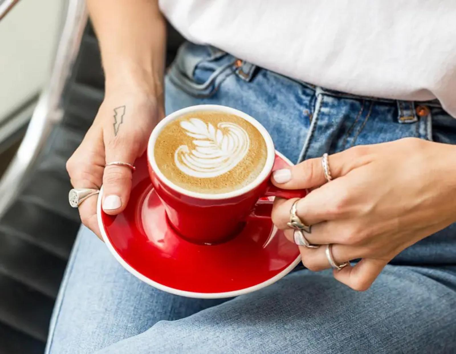 Persona que sostiene una taza de café