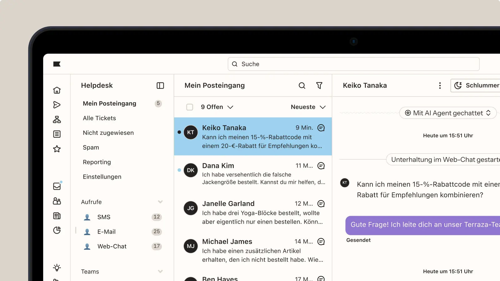 Helpdesk-Benutzeroberfläche mit einer Nachricht von Keiko Tanaka, die nach Rabattcode-Kombinationen fragt. Chat mit KI-Agent.
