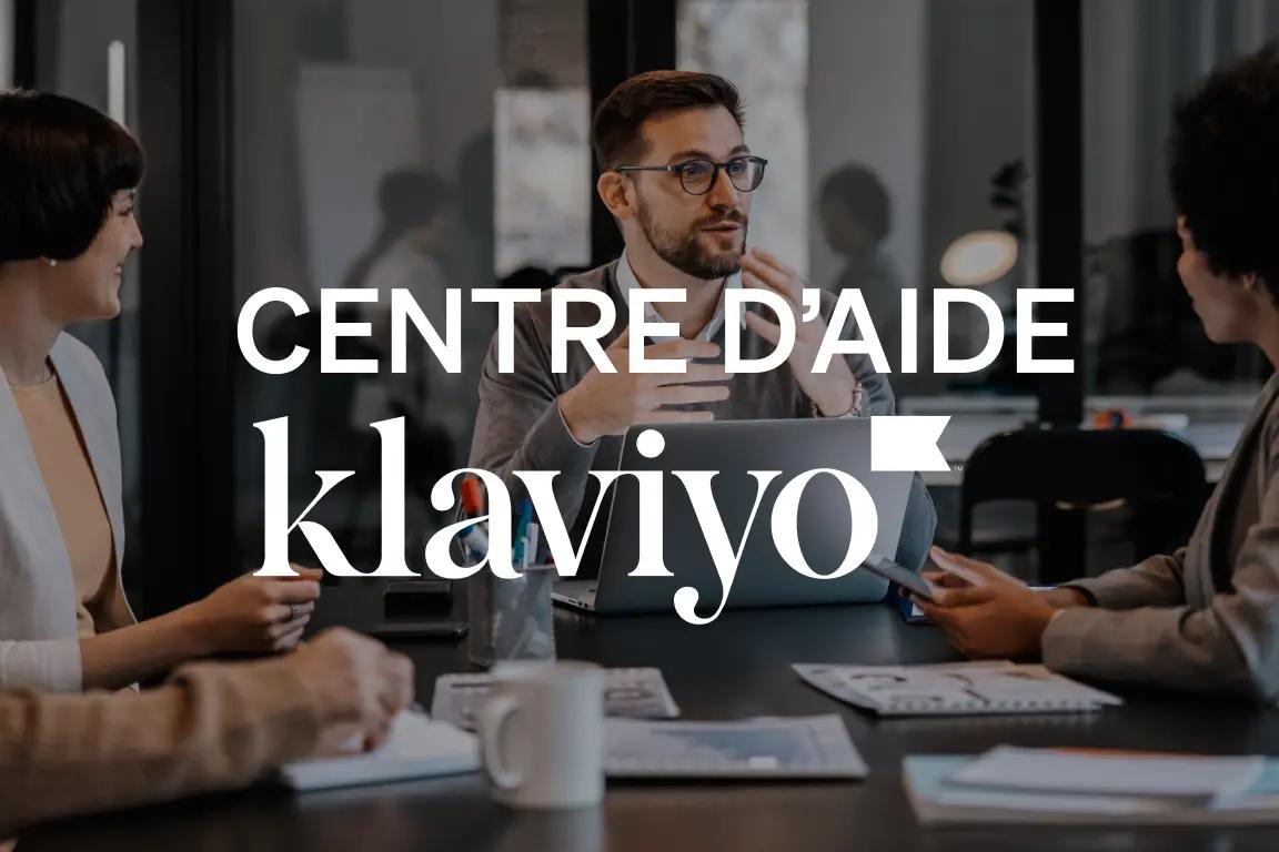 Personnes en réunion autour d'une table avec texte "Centre d'aide Klaviyo" superposé.