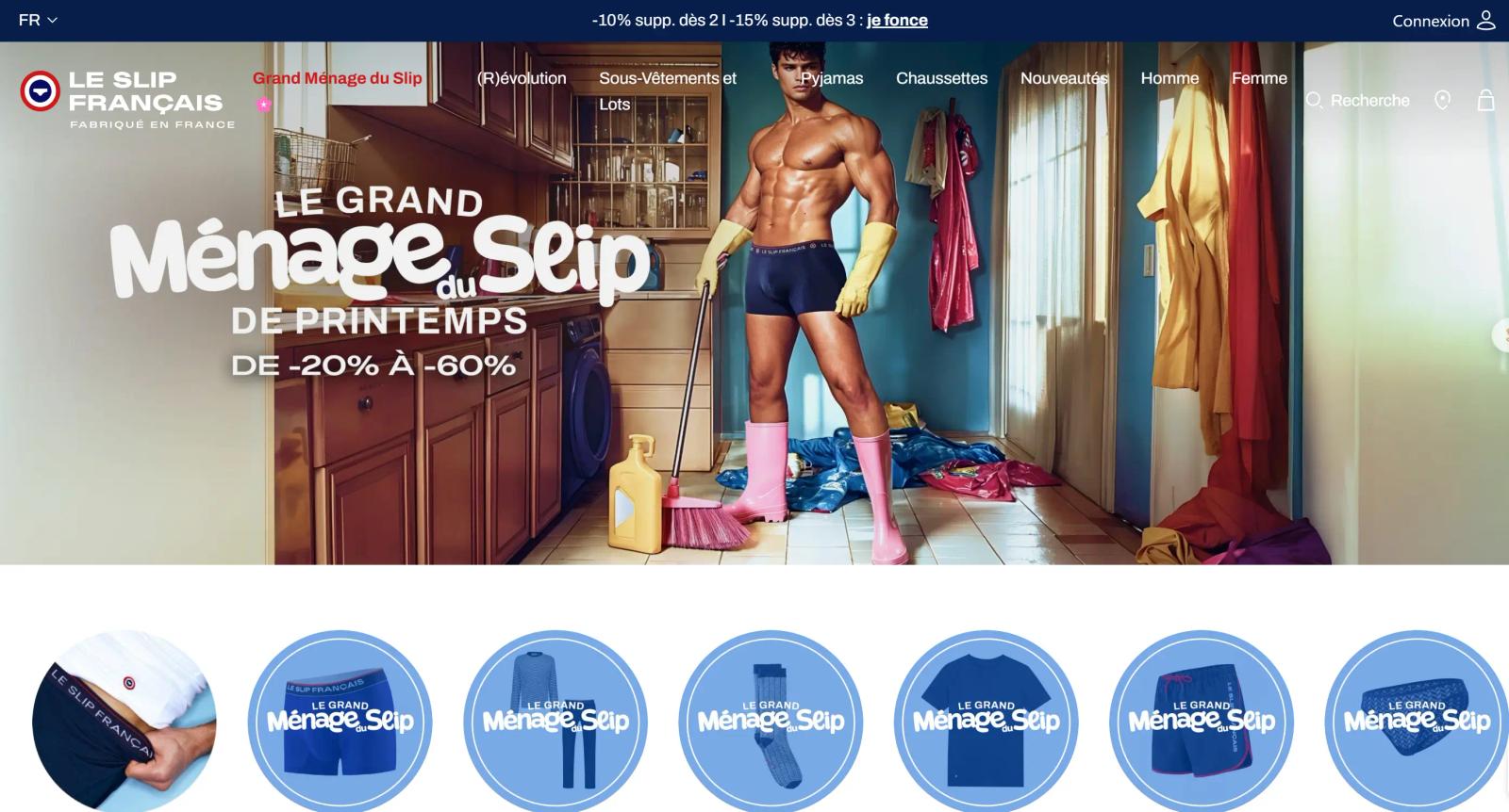 Page d’accueil du site Le Slip Français présentant une campagne promotionnelle appelée “Le Grand Ménage du Slip”, avec un modèle en sous-vêtements tenant un balai dans une cuisine, annonçant des réductions de -20 % à -60 %.