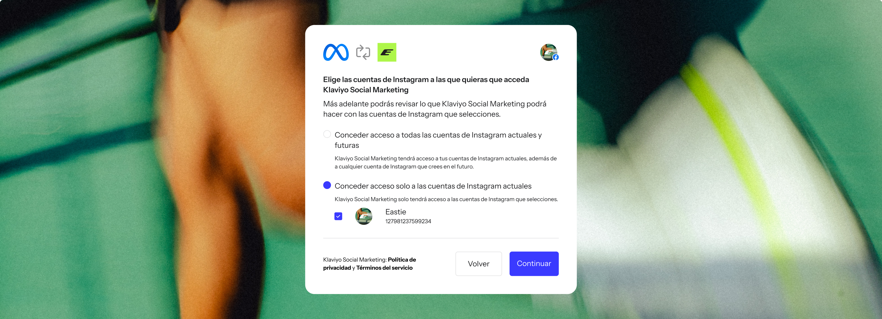A Spanish pop-up window for connecting Instagram accounts to Klaviyo Social Marketing, with current accounts selected.