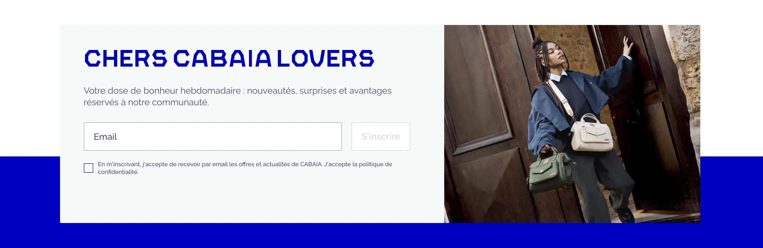 Formulaire d'inscription Cabaia avec texte "Chers Cabaia Lovers" et image d'une personne portant deux sacs devant une porte.