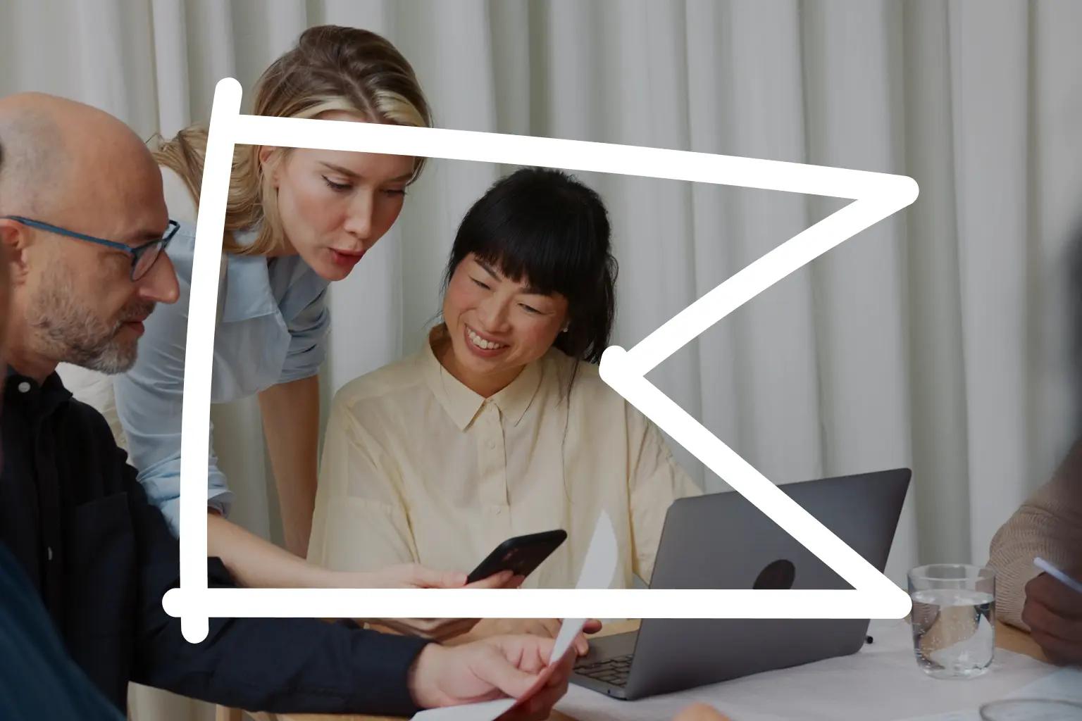 Des personnes discutent autour d'un ordinateur portable, une femme montre un téléphone, entourées d'un dessin blanc en forme de flèche.