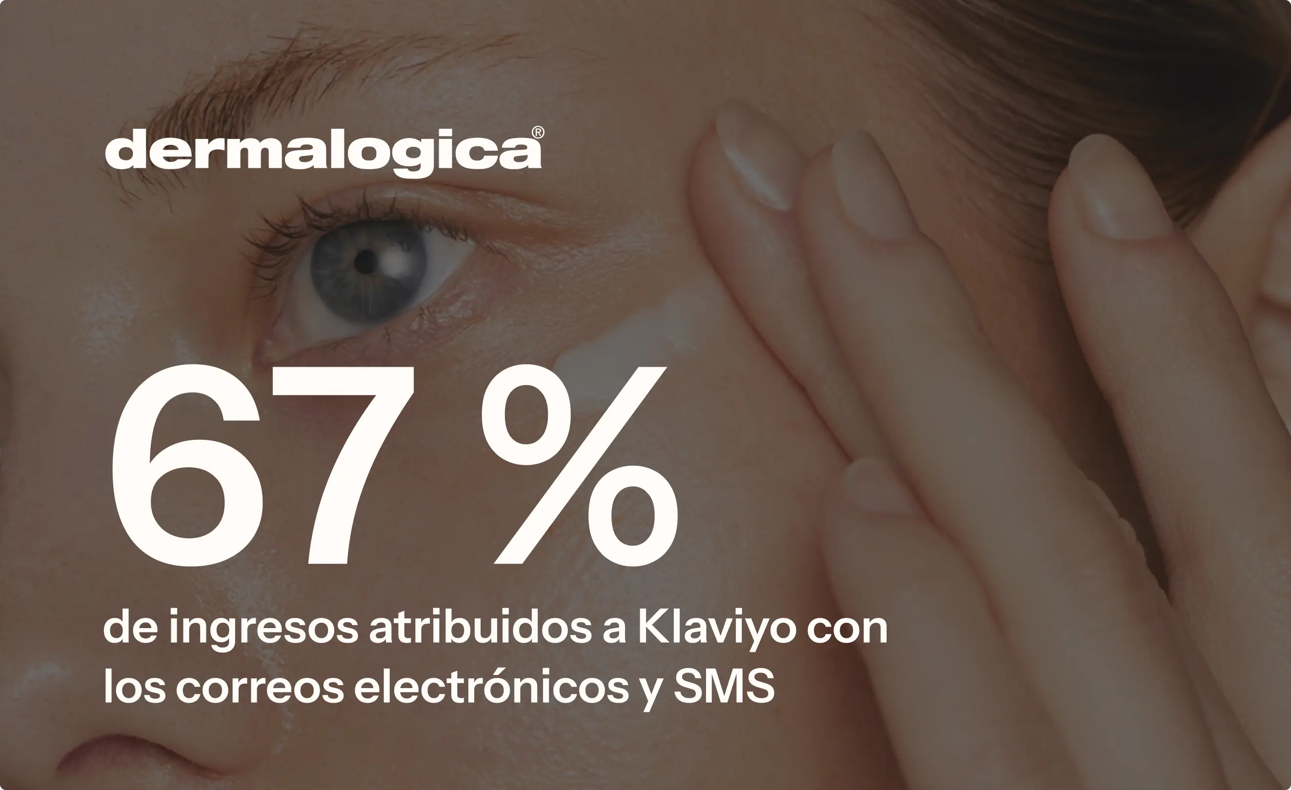 Persona aplicando crema en el rostro con texto: "67% de ingresos atribuidos a Klaviyo con los correos electrónicos y SMS". Logo de Dermalogica.