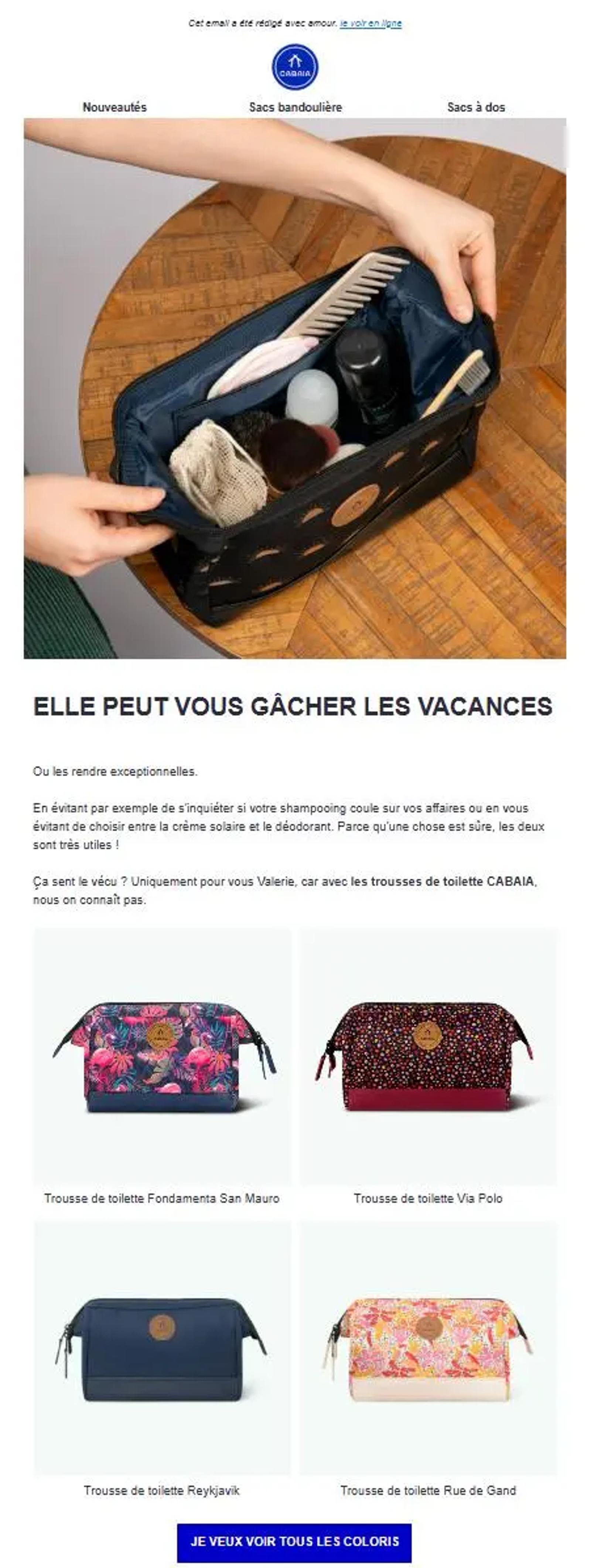 Personne ouvrant une trousse de toilette noire contenant divers articles. En dessous, quatre trousses Cabaia colorées sont présentées.