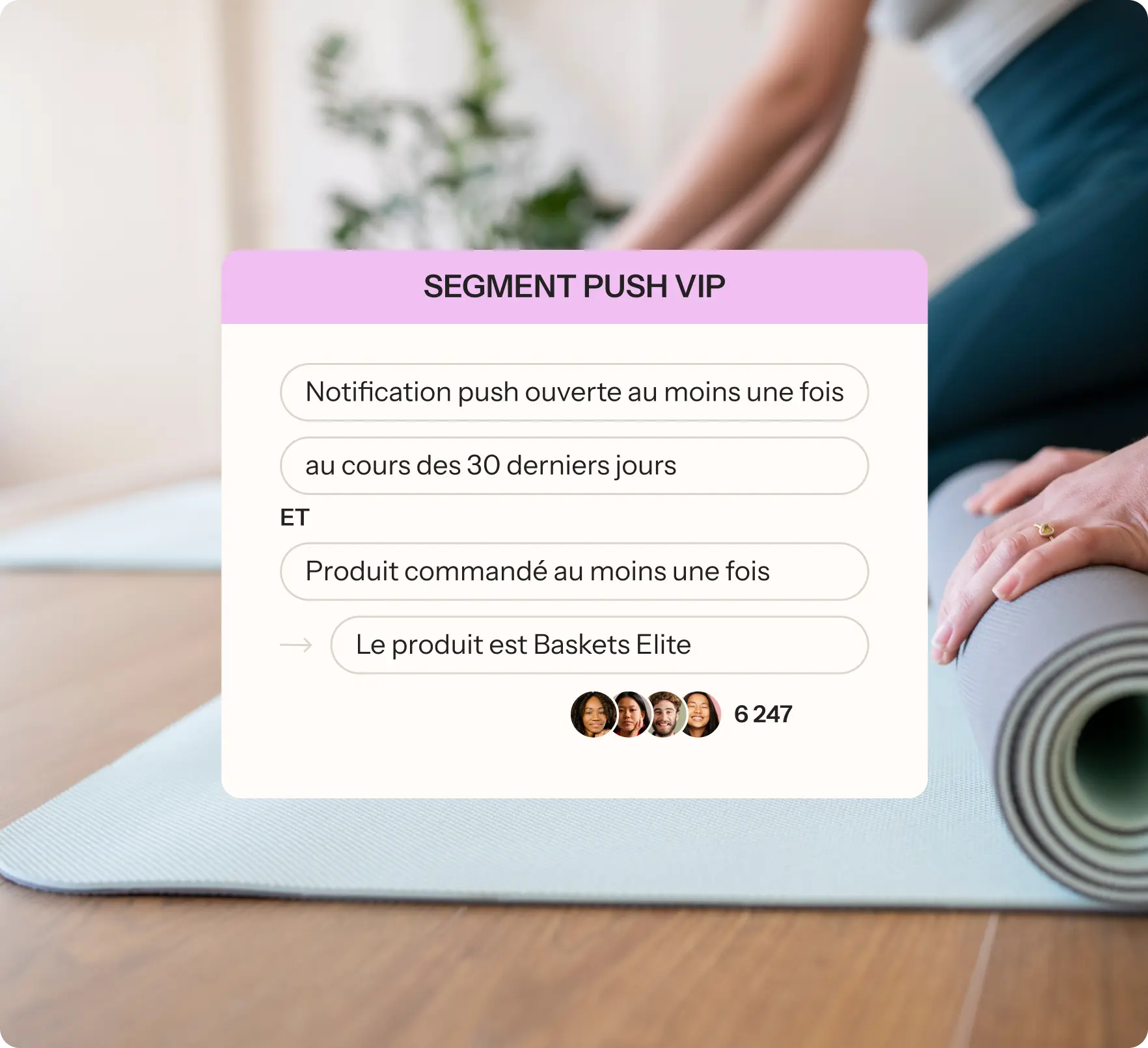 Interface montrant un segment ciblé « PUSH VIP » regroupant des utilisateurs ayant ouvert une notification push dans les 30 derniers jours et ayant commandé un produit spécifique (Baskets Elite). En arrière-plan, une femme déroule un tapis de yoga, illustrant un univers bien-être ou sport.
