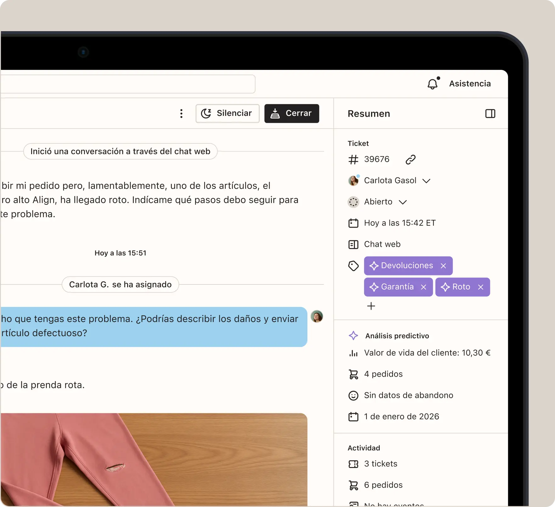 Pantalla de chat de atención al cliente mostrando una conversación sobre un artículo defectuoso, con detalles del ticket a la derecha.