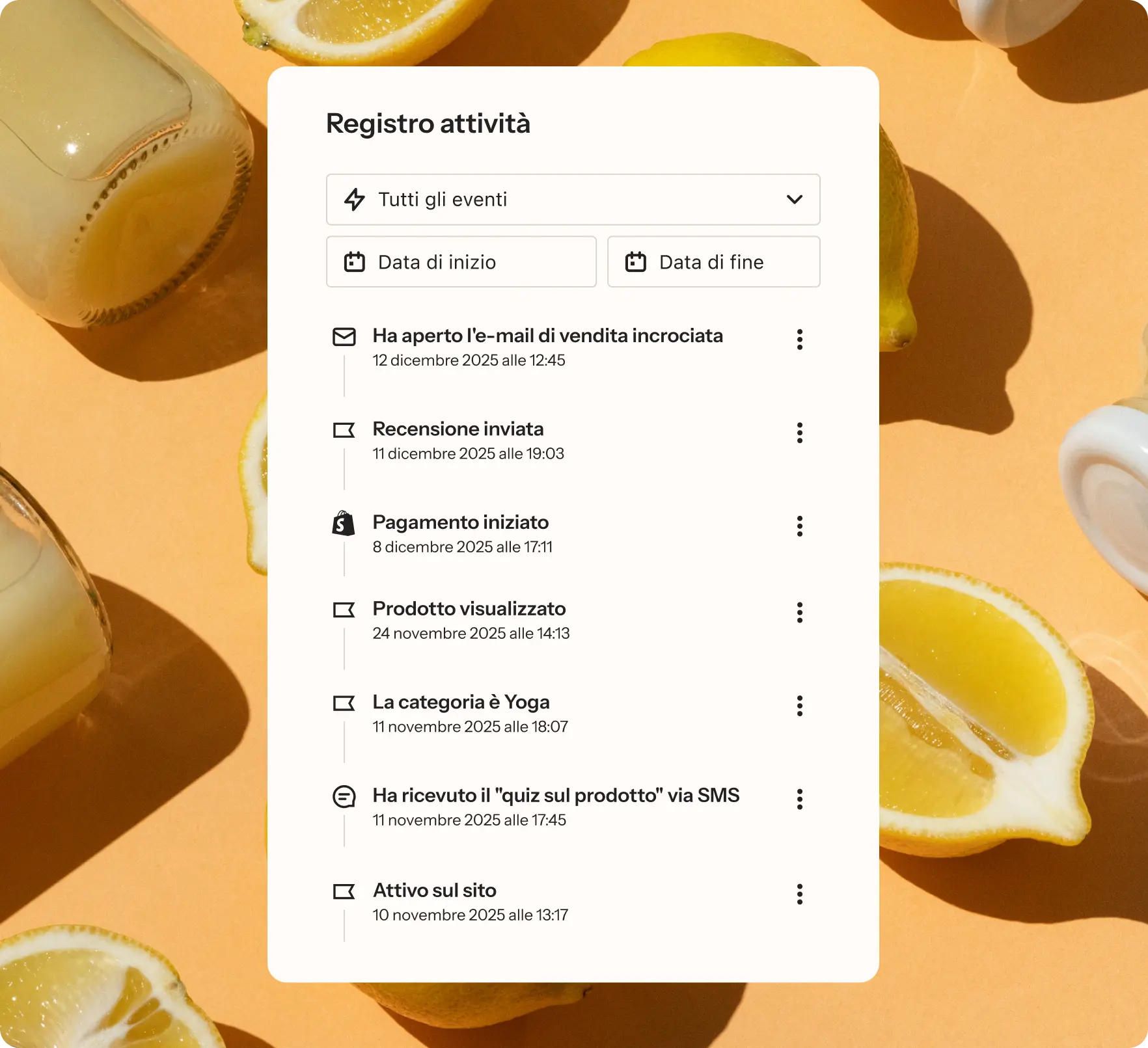 Registro attività su sfondo arancione con limoni e bottiglie. Eventi elencati con date e orari, come email aperta e recensione inviata.