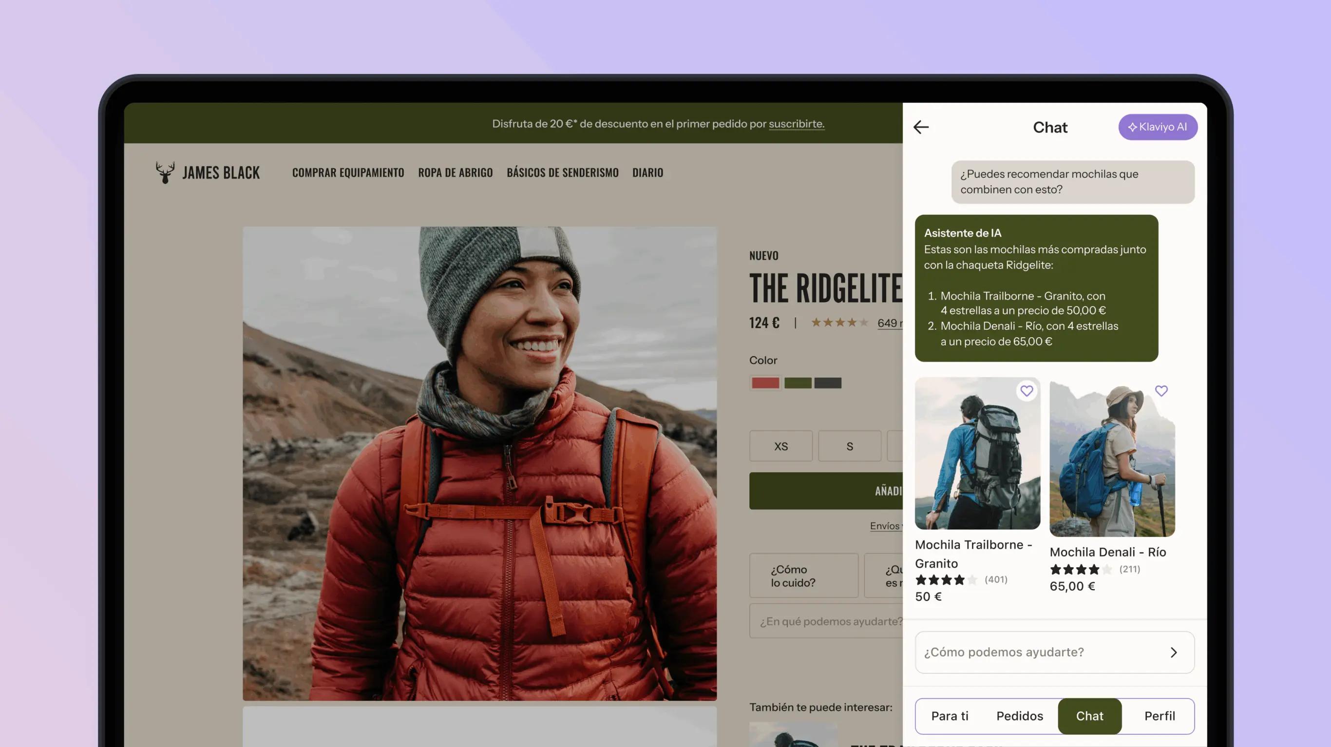 Pantalla de una tienda en línea de ropa de senderismo. A la izquierda, una imagen de una persona con chaqueta roja y gorro. A la derecha, un chat de IA recomendando mochilas.