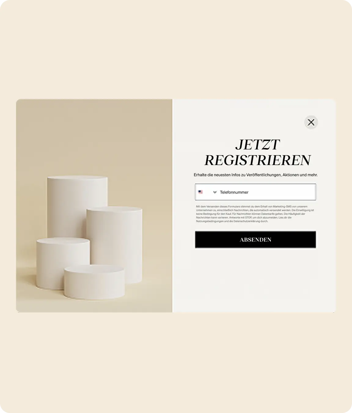 Weiße zylindrische Podeste links, rechts ein Anmeldeformular mit der Überschrift "JETZT REGISTRIEREN" und Eingabefeld für Telefonnummer.