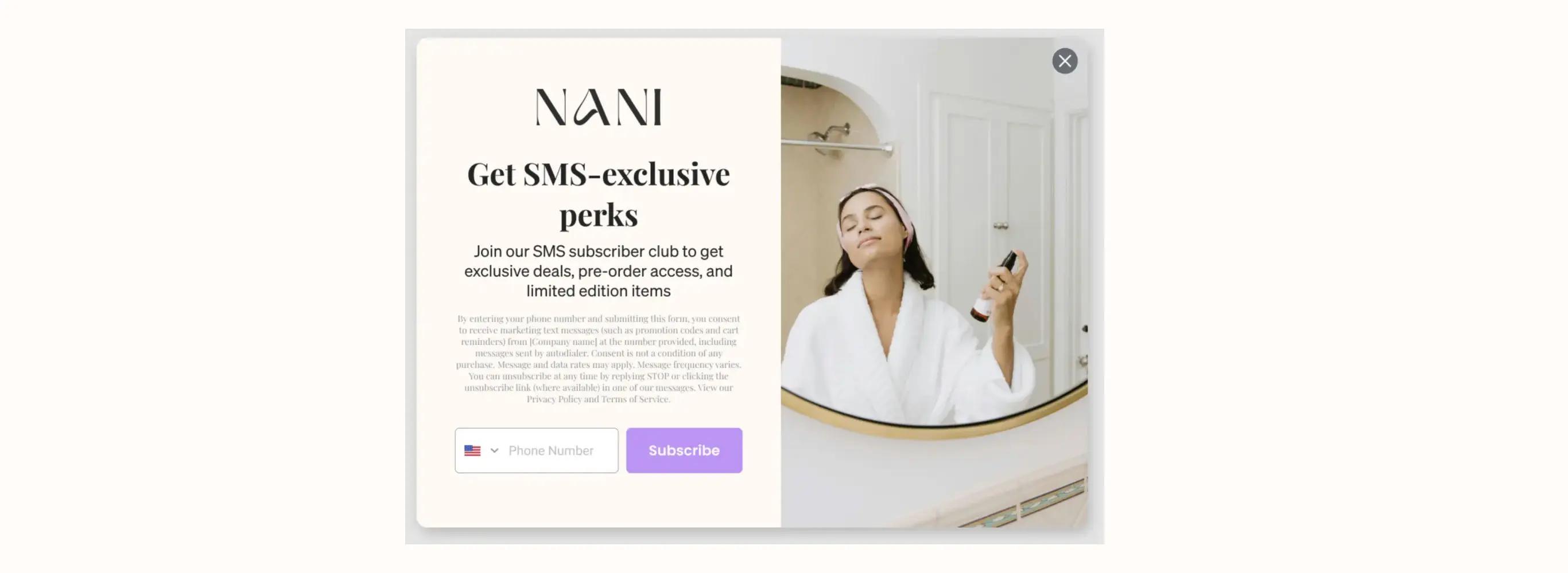 Frau in Bademantel sprüht Gesichtsspray auf, daneben Text über SMS-exklusive Vorteile und ein Anmeldeformular.