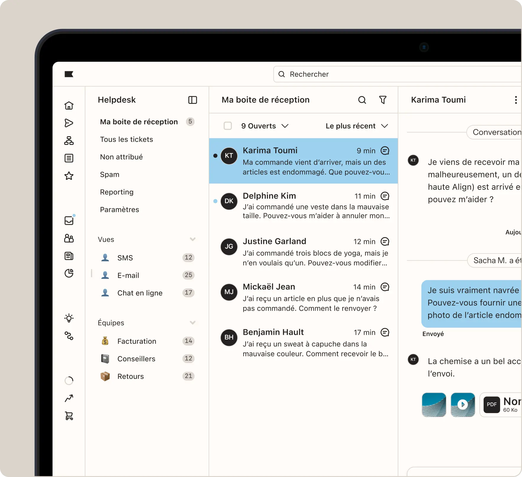 Interface d'un logiciel de gestion de tickets d'assistance, affichant des messages de clients et des options de navigation.