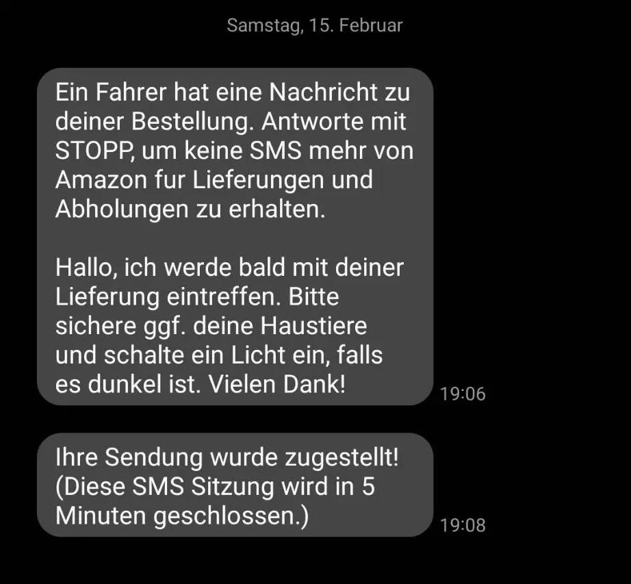 SMS-Benachrichtigung über eine Amazon-Lieferung mit Anweisungen zur Vorbereitung und Bestätigung der Zustellung.