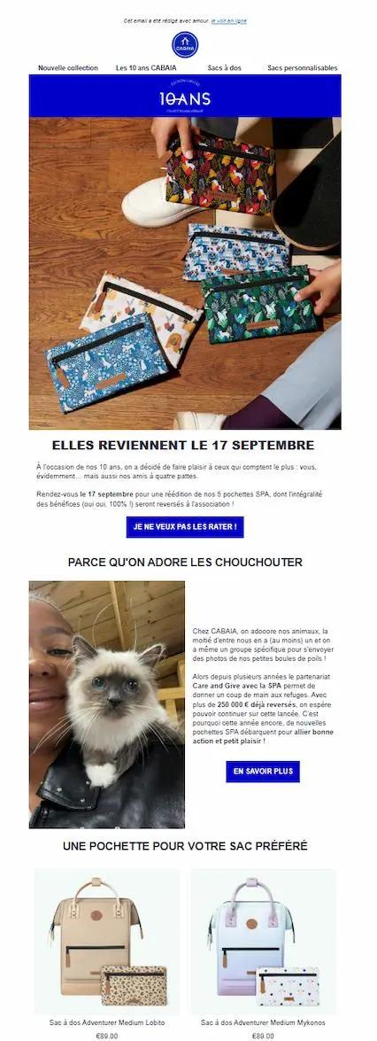 Publicité Cabaïa pour le 10e anniversaire, montrant des pochettes colorées et des sacs à dos. Texte sur une cause caritative.