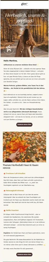 Newsletter über Herbstpflege mit Bild einer Frau im Wald, die Herbstblätter betrachtet. Themen: Haut- und Haarpflege im Herbst.