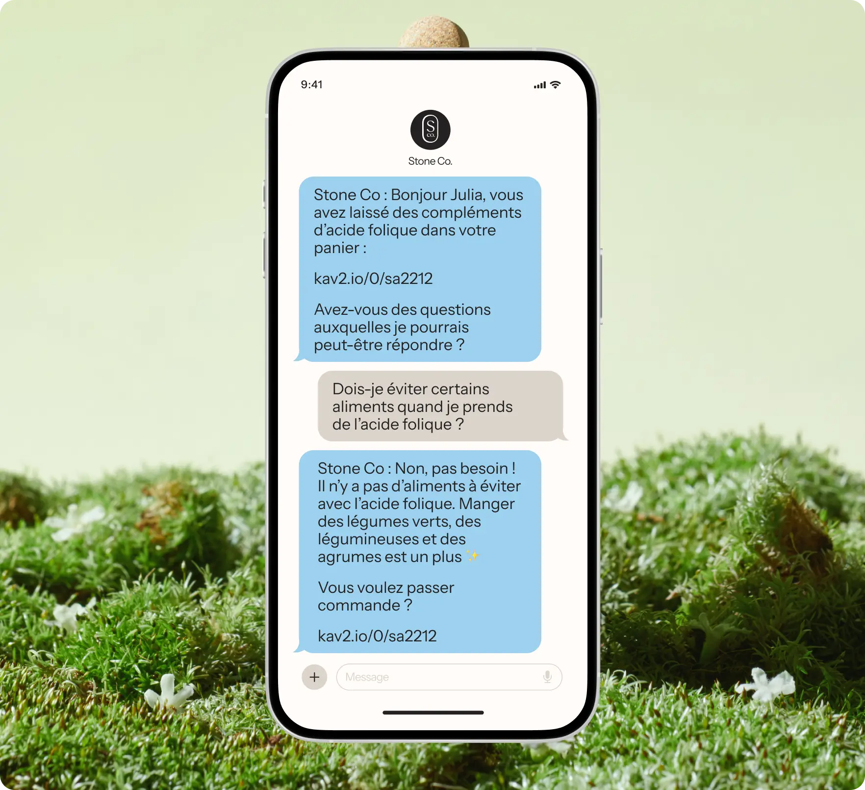Écran de smartphone affichant une conversation texte sur l'acide folique entre Stone Co et un utilisateur nommé Julia.