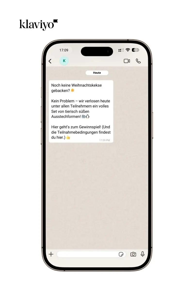 Smartphone mit WhatsApp-Nachricht über ein Gewinnspiel für Weihnachts-Ausstechformen. Klaviyo-Logo oben links.