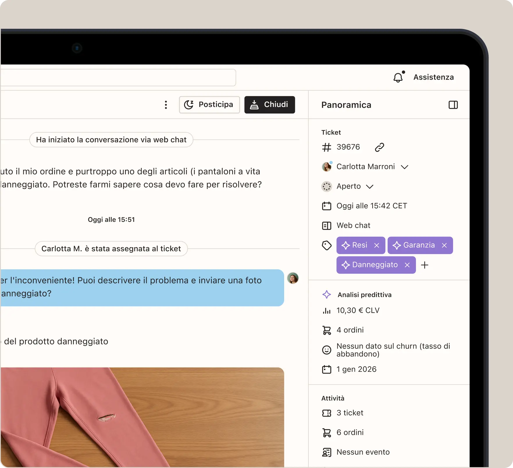 Schermata di un'interfaccia di chat di assistenza clienti su un computer, con messaggi riguardanti un articolo danneggiato e dettagli del ticket.