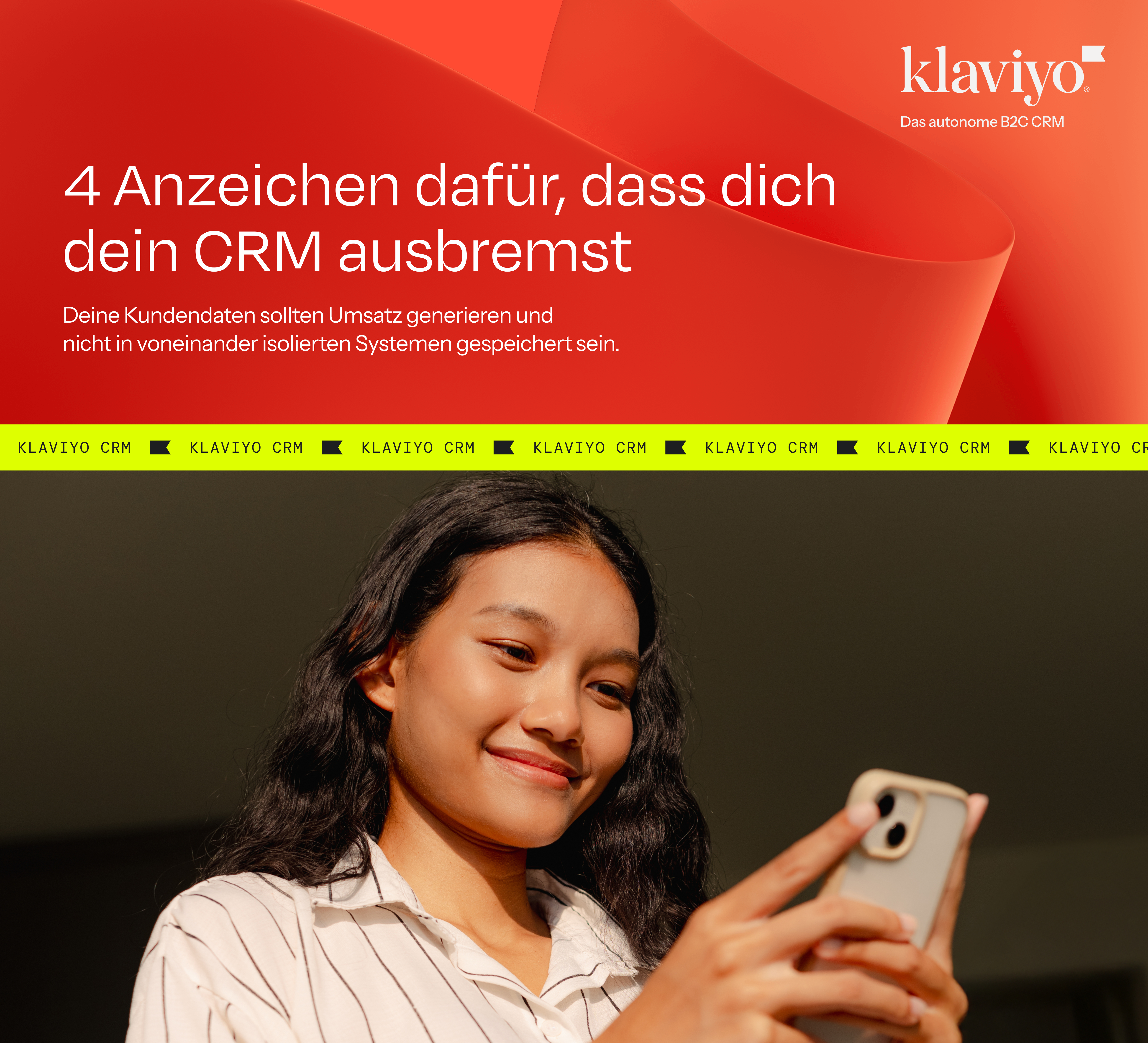 Smiling woman looking at a smartphone, below a red banner with the headline "4 Anzeichen dafür, dass dich dein CRM ausbremst" (4 signs that your CRM is slowing you down) and the Klaviyo logo.