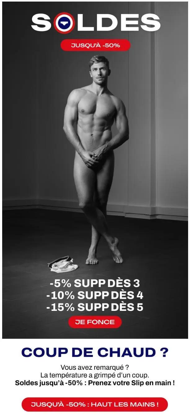 Homme nu tenant ses mains devant lui, avec des sous-vêtements au sol. Texte sur les soldes jusqu'à -50% et remises supplémentaires.
