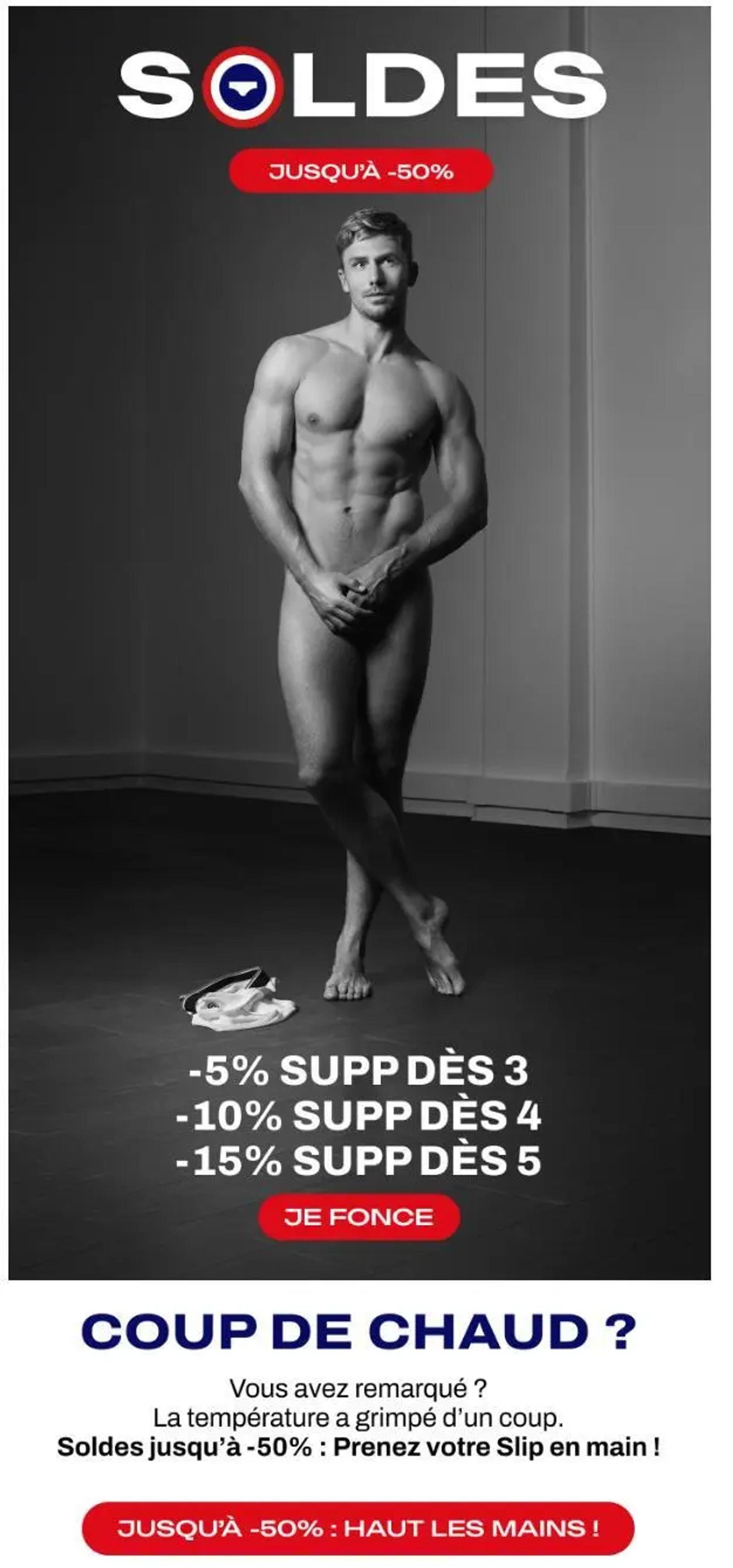 Homme nu tenant ses mains devant lui, avec des sous-vêtements au sol. Texte sur les soldes jusqu'à -50% et remises supplémentaires.