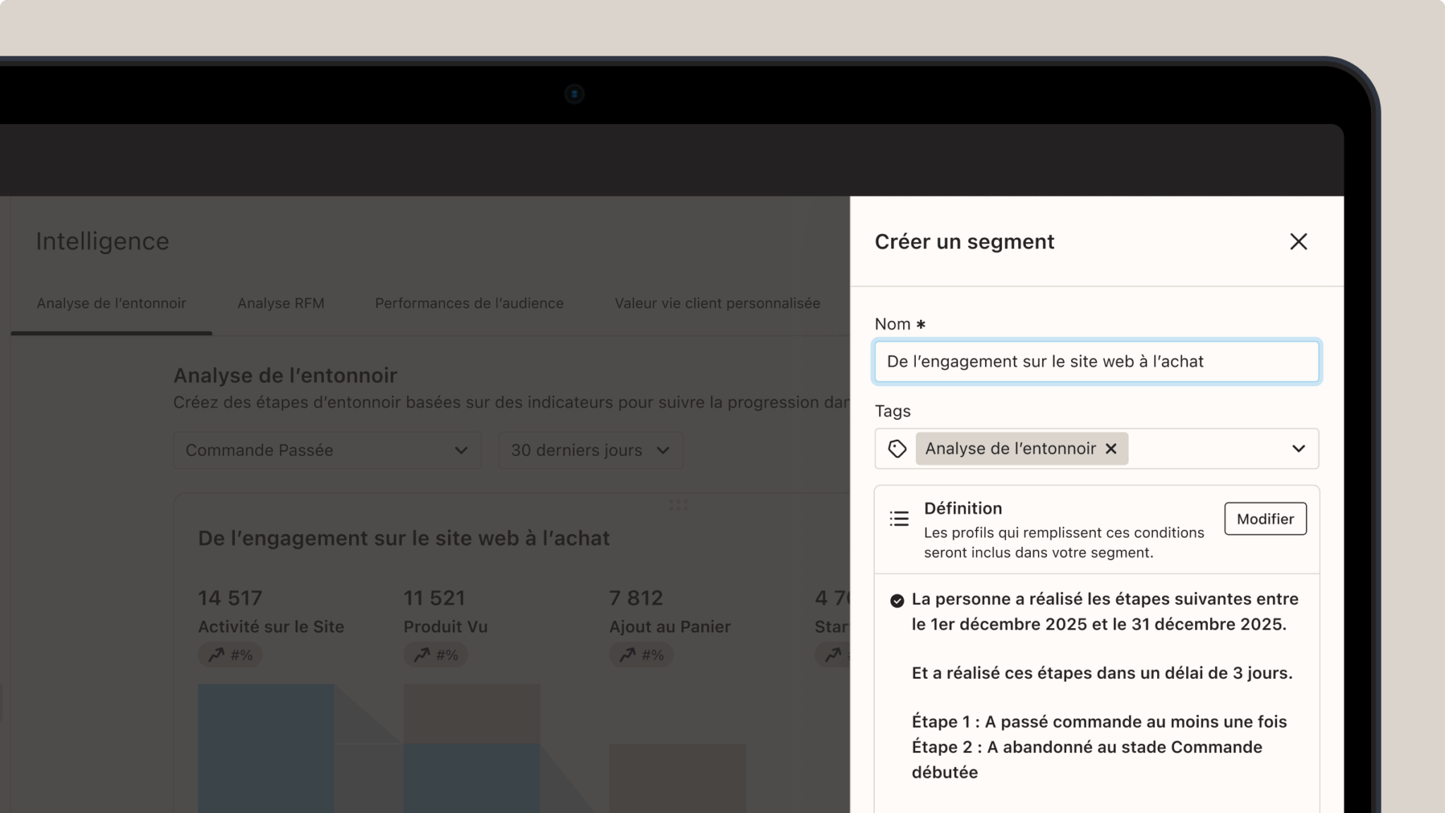 Écran affichant un volet « Créer un segment » pour l’option « De l’engagement sur le site web à l’achat » avec les détails et les conditions d’analyse de l’entonnoir.