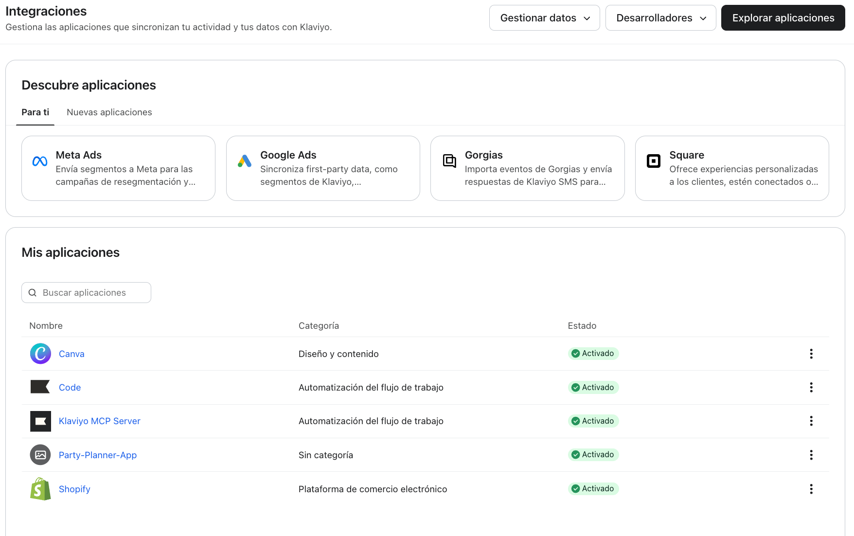 Panel de atribución omnicanal de Klaviyo mostrando ingresos atribuidos, conversiones y tasa de conversión por plataforma en los últimos 7 días.
