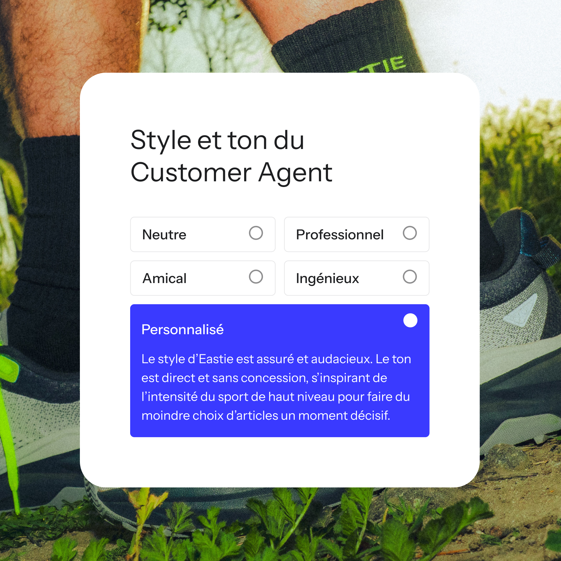 A user interface card titled "Voix et ton" (Voice and tone) showing various options, with "Personnalisé" (Customized) selected and its description, over a blurred background of a person wearing a running shoe and an "EASTIE" sock.