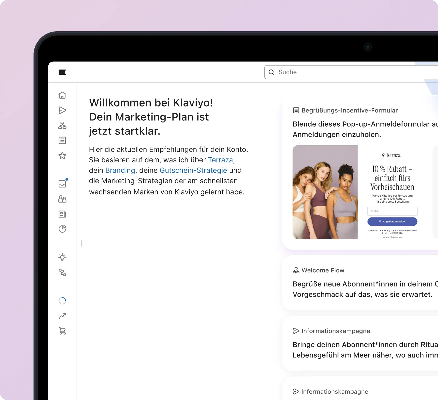 Laptop-Bildschirm zeigt eine Klaviyo-Marketing-Seite mit Text und einem Bild von drei Frauen. Links sind Menü-Icons sichtbar.