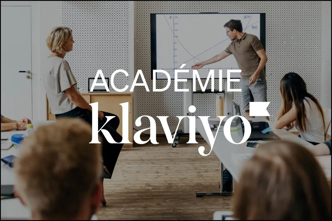 Un homme présente un graphique sur un écran devant une classe. Texte superposé : "Académie Klaviyo".