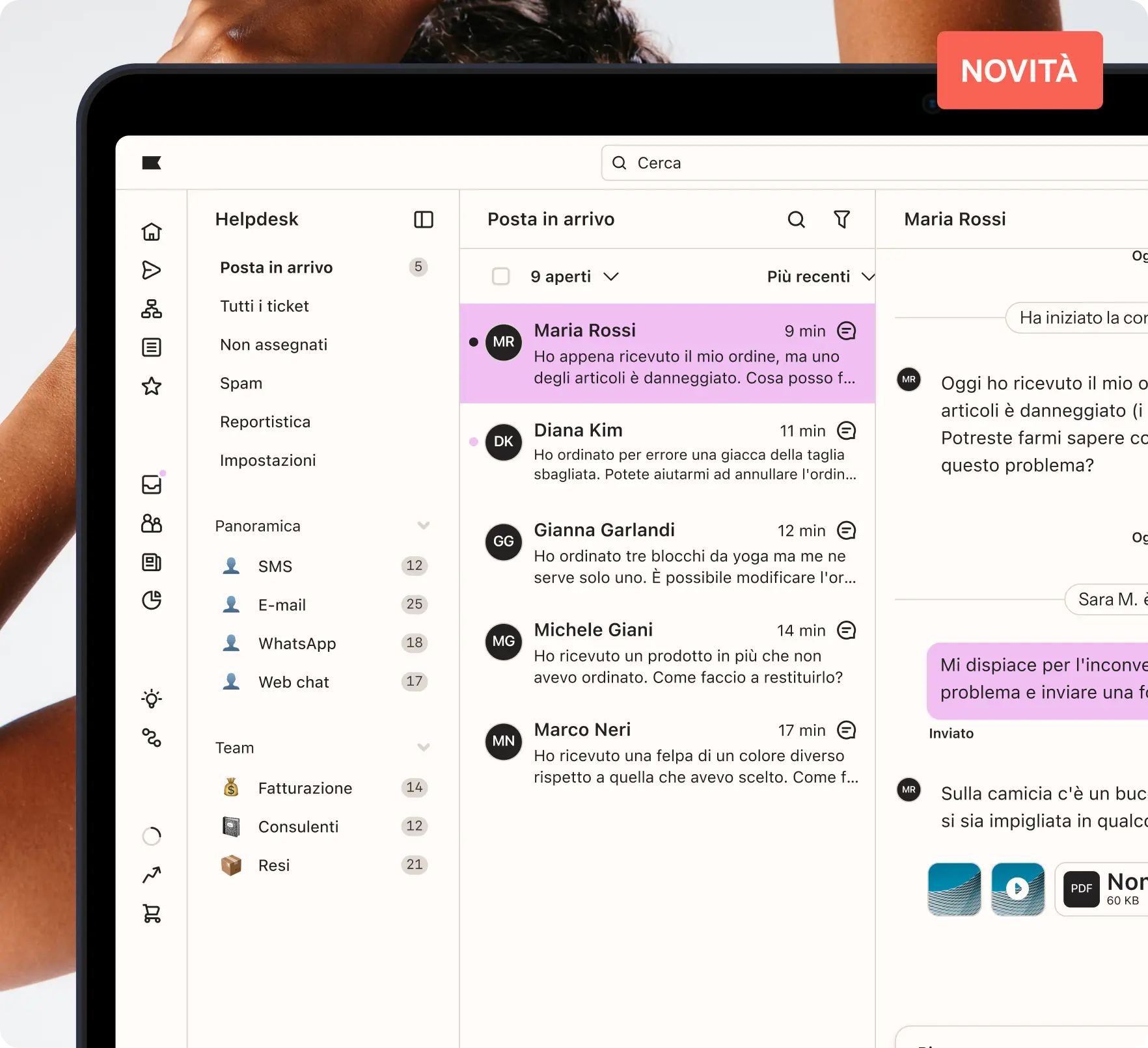 Interfaccia di un'applicazione di helpdesk su un computer, con una conversazione aperta tra Maria Rossi e l'assistenza clienti.