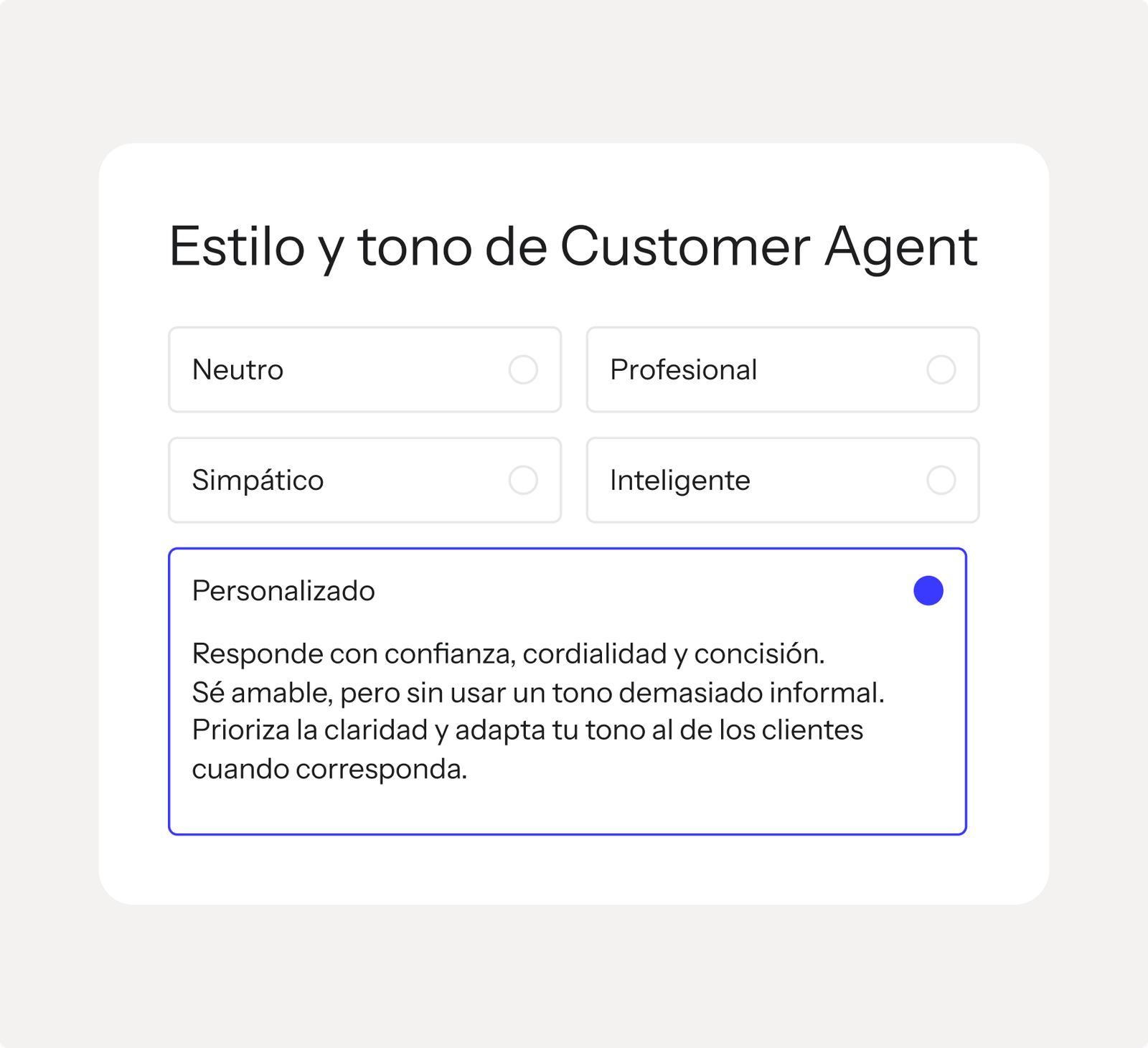La imagen muestra el panel «Estilo y tono de Customer Agent» de Klaviyo, con 5 opciones de tono. Arriba, 4 casillas sin marcar en dos filas: «Neutro» y «Profesional», y debajo «Simpático» e «Inteligente». Abajo, la opción «Personalizado», seleccionada y resaltada con un borde azul, con estas instrucciones: «Responde con confianza, cordialidad y concisión. Sé amable, pero sin usar un tono demasiado informal. Prioriza la claridad y adapta tu tono al de los clientes cuando corresponda.»