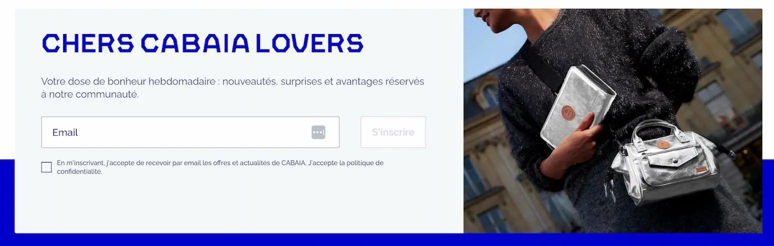 Formulaire d'inscription à la newsletter Cabaia avec une personne tenant un sac et une pochette argentés.