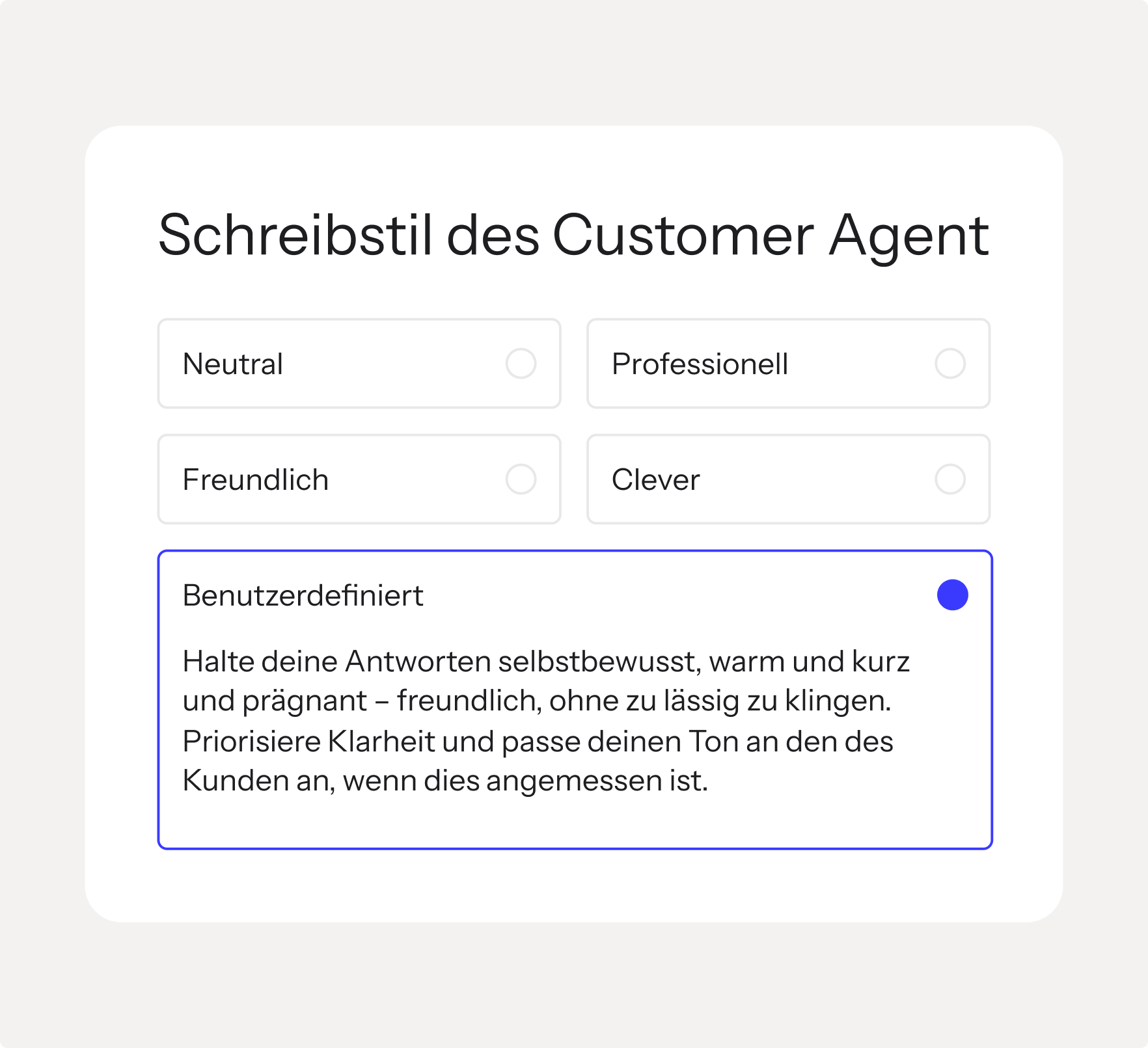 A settings panel titled "Schreibstil des Customer Agent" (Writing style of the Customer Agent) in German, with "Benutzerdefiniert" (User-defined) selected and displaying detailed instructions.