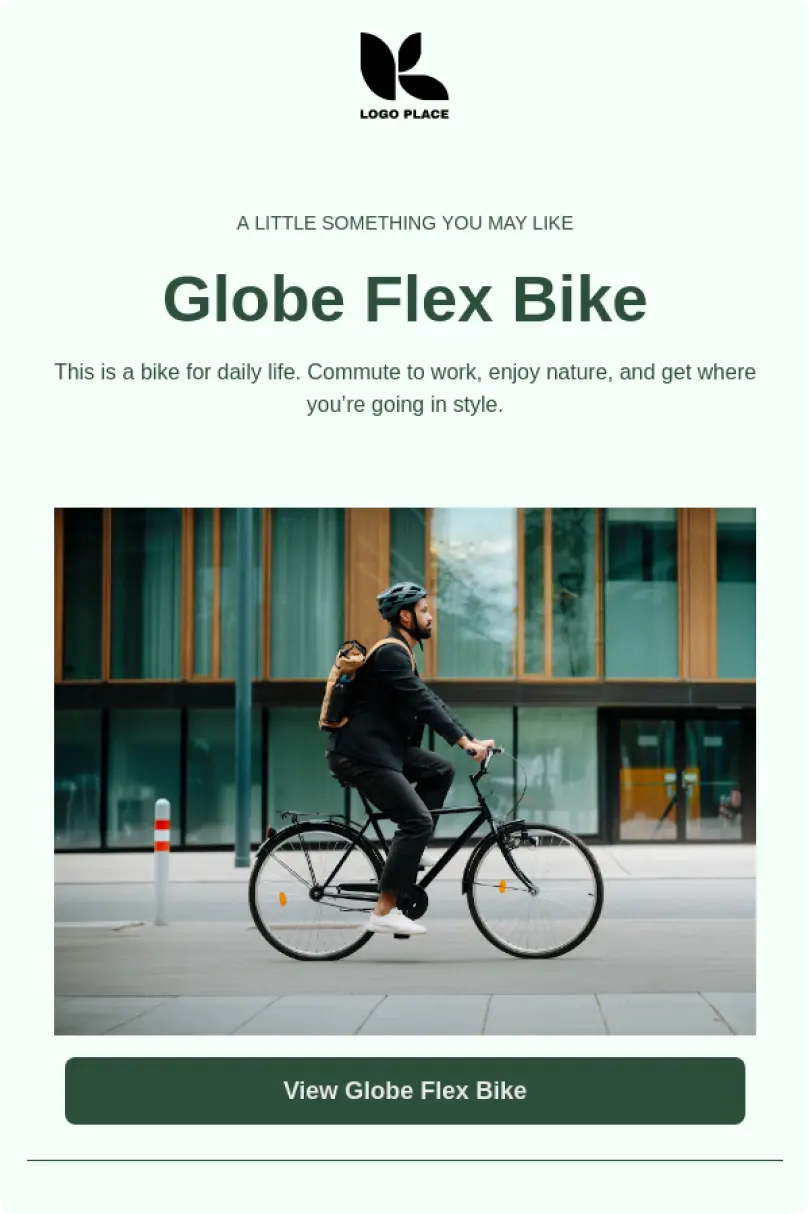 Homme à vélo portant un casque et un sac à dos devant un bâtiment moderne. Texte: "Globe Flex Bike".
