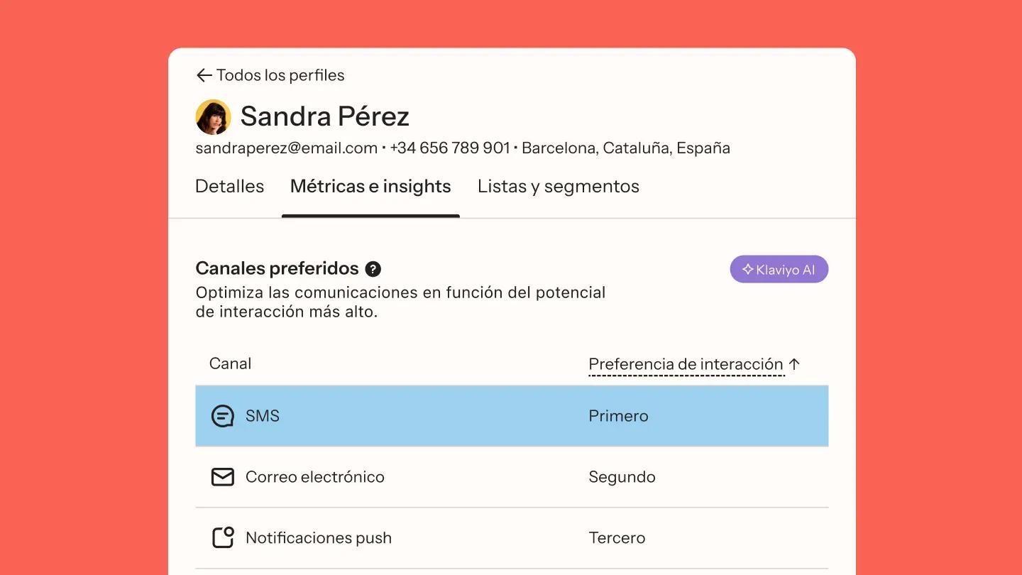 Perfil de usuario de Sandra Pérez mostrando canales de comunicación preferidos: SMS primero, correo electrónico segundo, notificaciones push tercero.