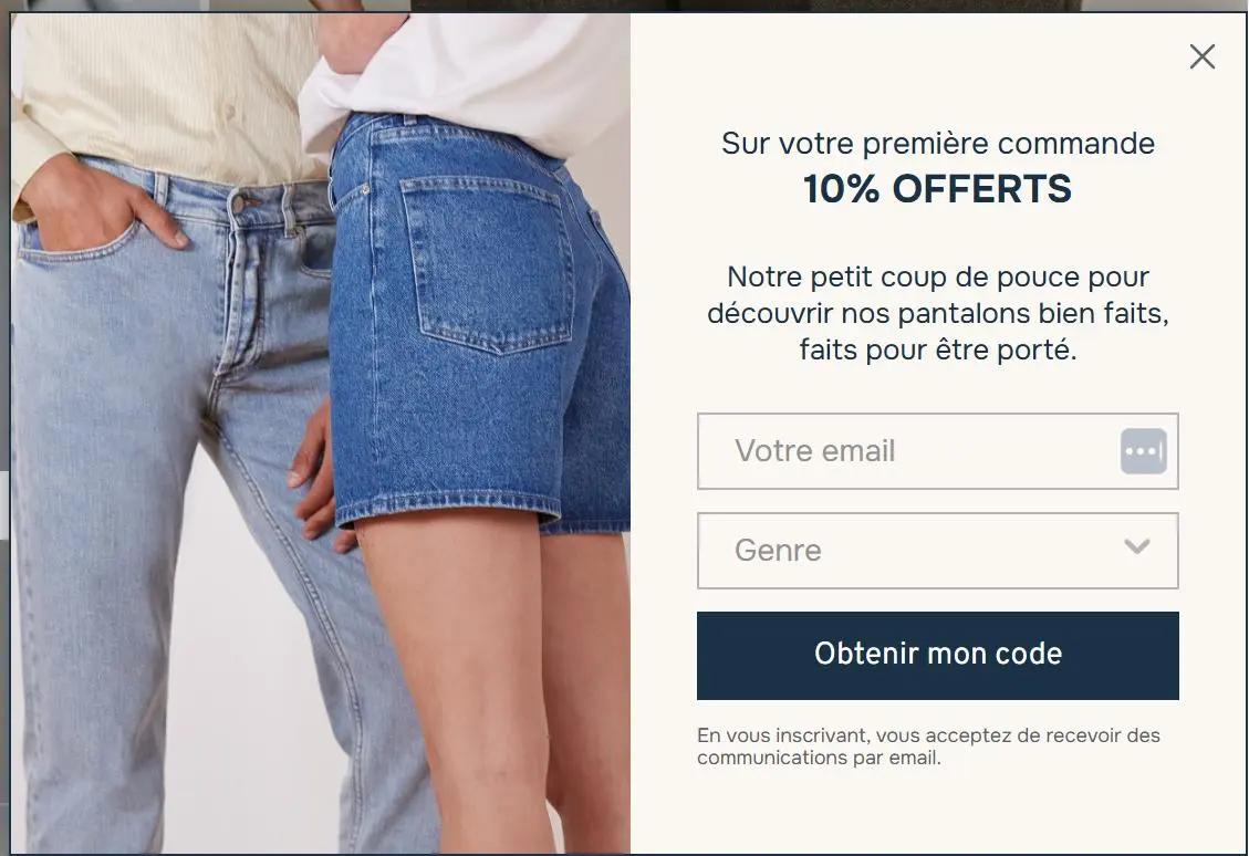 Personnes portant un jean et un short en jean à gauche, formulaire d'inscription à une newsletter à droite offrant 10% de réduction.