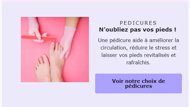 Une annonce promotionnelle pour une offre de pédicure. Une main en gants roses lime les ongles d'un pied sur un fond rose, accompagnée d'un texte expliquant les bienfaits d'une pédicure et un bouton d'appel à l'action violet.