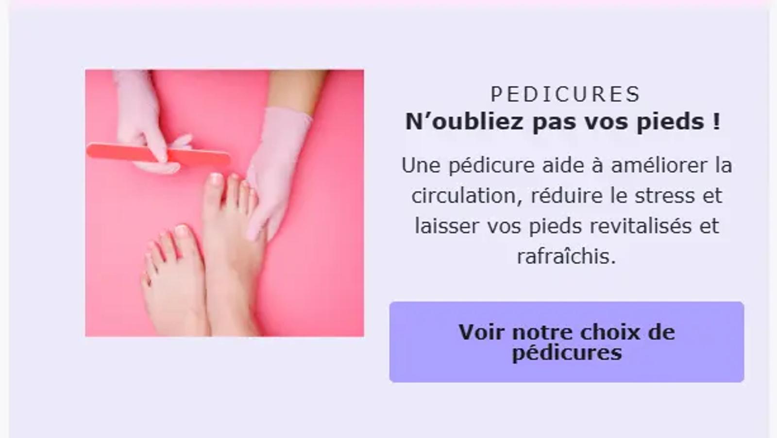 Une annonce promotionnelle pour une offre de pédicure. Une main en gants roses lime les ongles d'un pied sur un fond rose, accompagnée d'un texte expliquant les bienfaits d'une pédicure et un bouton d'appel à l'action violet.