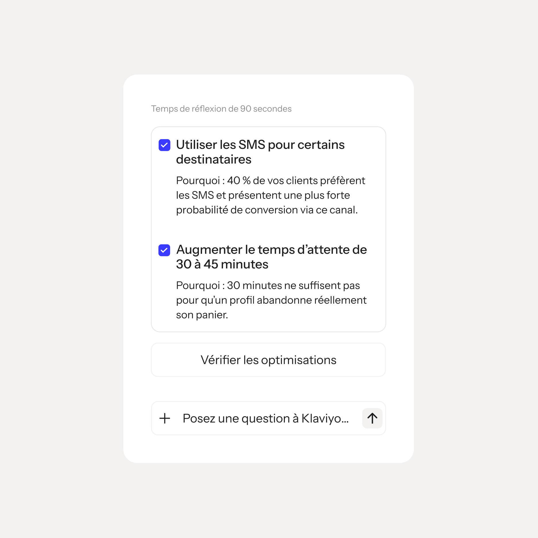 A white UI card displaying two checked marketing optimization recommendations in French, including using SMS for certain recipients and increasing wait time from 30 to 45 minutes.