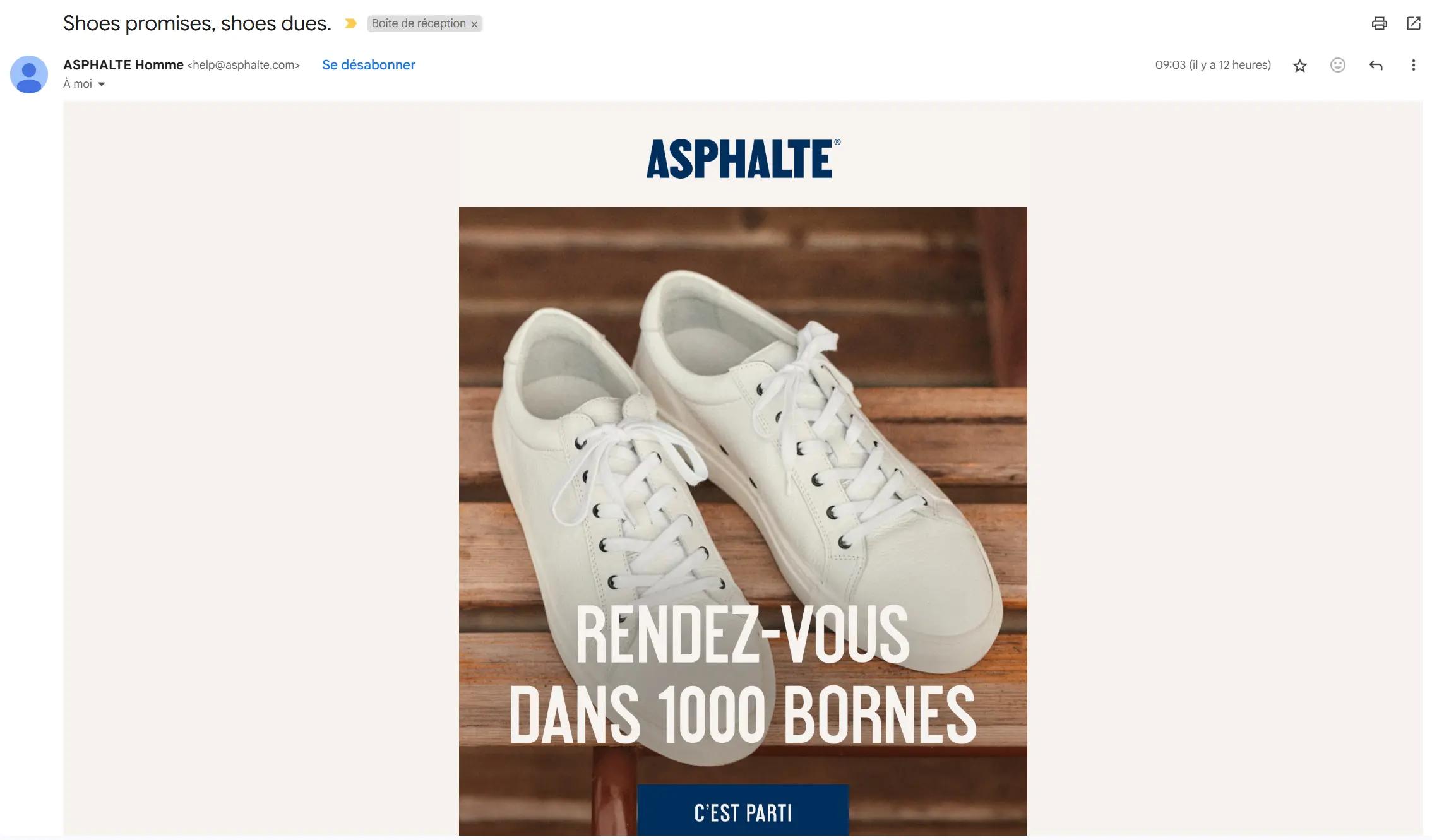 Capture d’écran d’un e-mail envoyé par la marque Asphalte, avec pour objet “Shoes promises, shoes dues.” Le visuel présente une paire de baskets blanches avec le message “Rendez-vous dans 1000 bornes” en surimpression