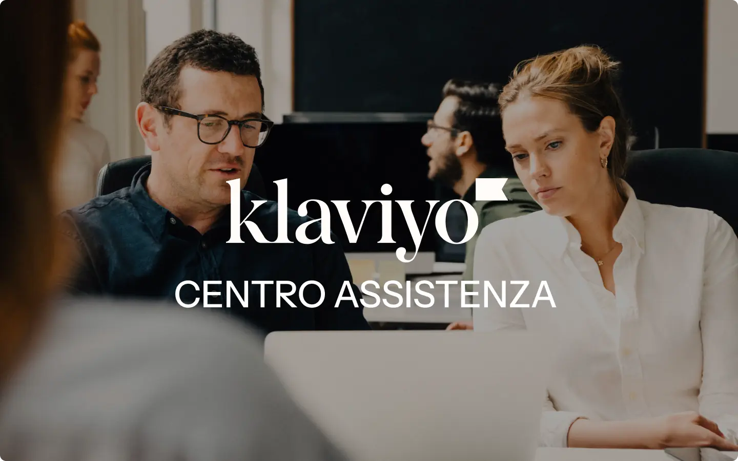 Due persone lavorano al computer in un ufficio. Testo sovrapposto: "Klaviyo Centro Assistenza".