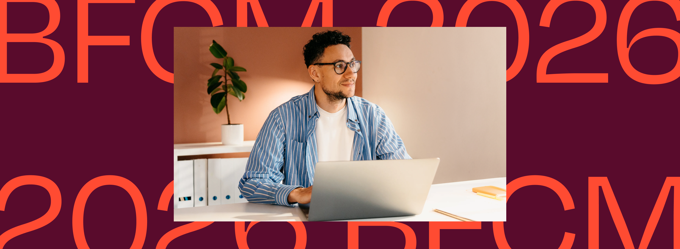 Photo d’un homme portant des lunettes qui travaille à un bureau sur un ordinateur portable, encadré par le texte « Black Friday 2026 » en gras et en rouge.