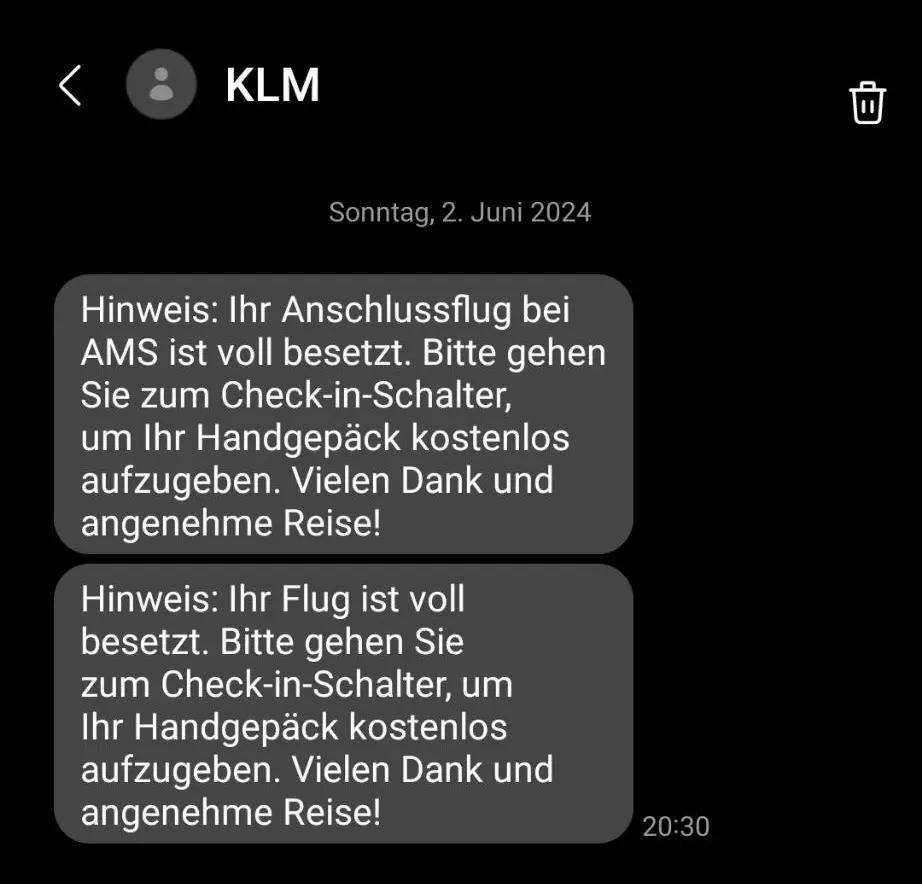 SMS von KLM informiert über vollen Anschlussflug bei AMS und bietet kostenloses Aufgeben von Handgepäck an. Datum: 2. Juni 2024.