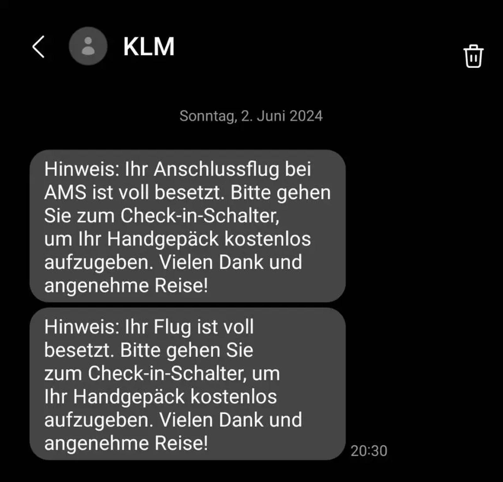 SMS von KLM informiert über vollen Anschlussflug bei AMS und bietet kostenloses Aufgeben von Handgepäck an. Datum: 2. Juni 2024.