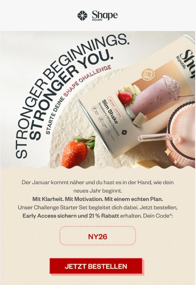 Werbebild von Shape Republic mit Slim Shake Starter Set, Erdbeer-Smoothie in einem Shaker und Erdbeeren. Text im Bild bewirbt eine Neujahrs-Challenge mit 21 % Rabatt und dem Gutscheincode „NY26“.